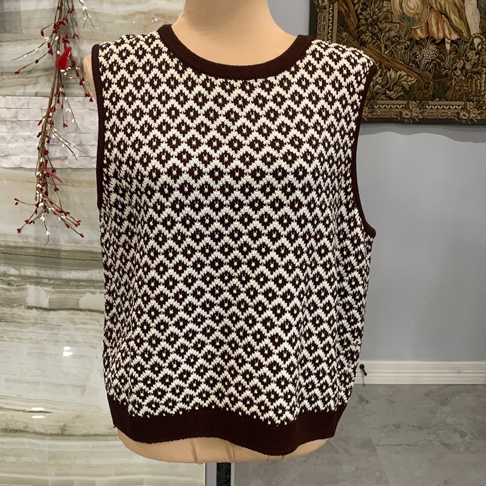 St. John’s Bay by Marie Gray Bright White/ Coffee Brown Sweater Vest. Size L(908